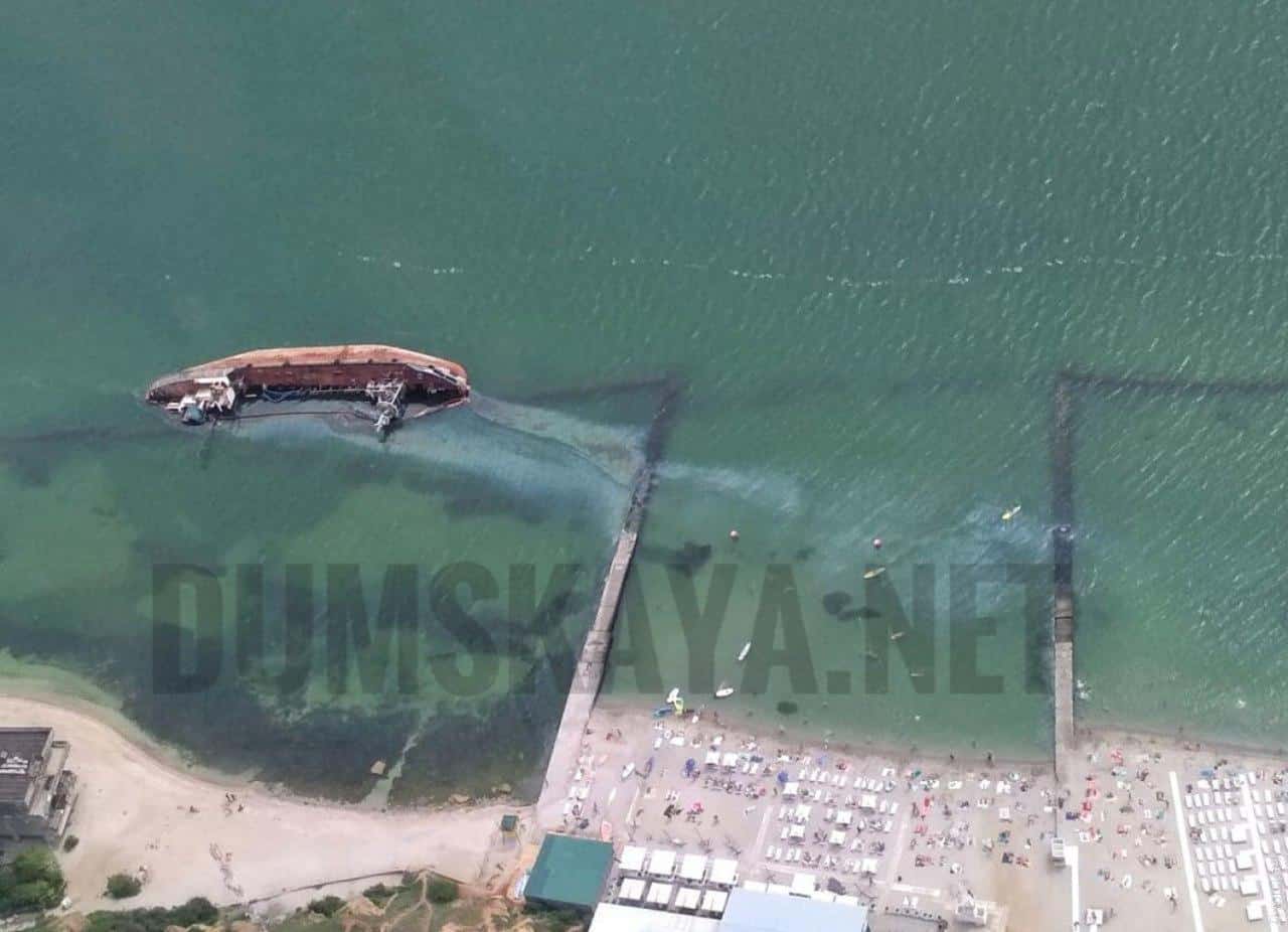 Украина засерает побережье Одессы топливом с затонувшего танкера