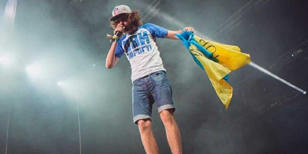 «Если Навальный умрет, надо валить». Шнуров и Бузова осудили Кремль