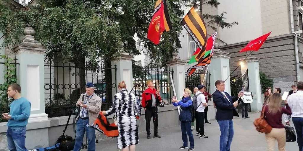 «ОМОН! Сильнее дави майданную мразь» – фанаты Лукашенко собрались в Москве