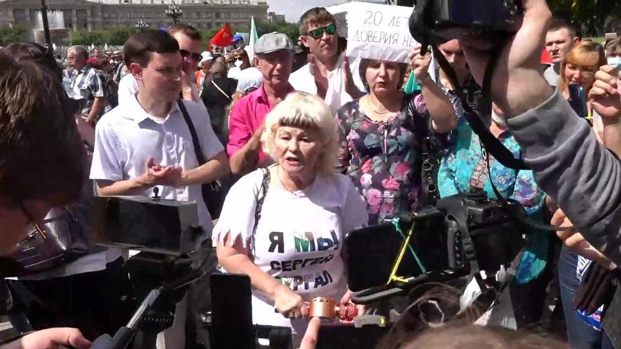 На шествиях в Хабаровске оскорбляют Путина и поднимают флаги белорусских националистов