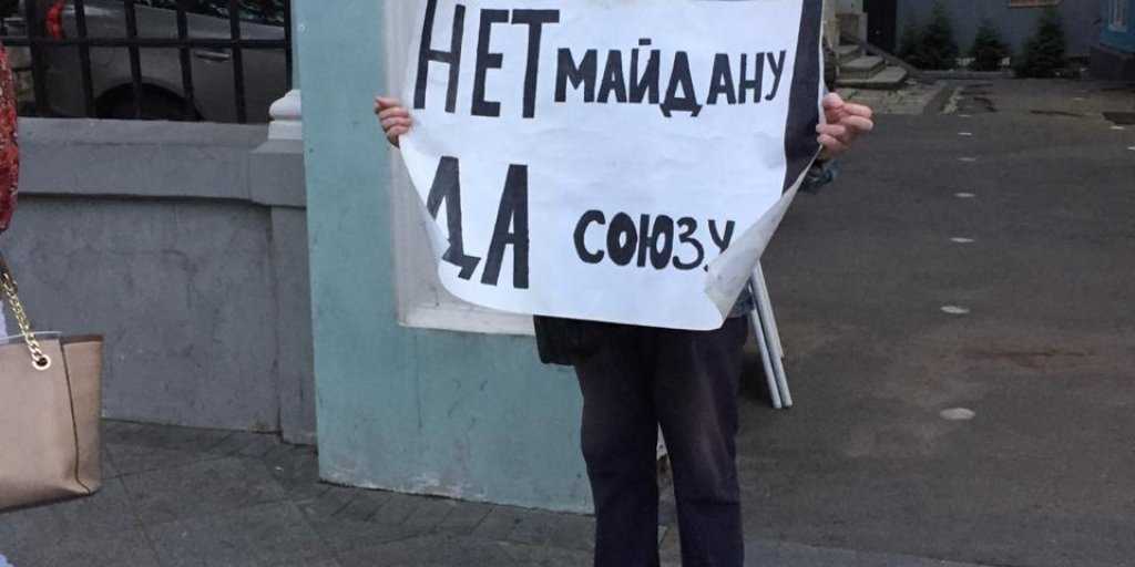 «ОМОН! Сильнее дави майданную мразь» – фанаты Лукашенко собрались в Москве
