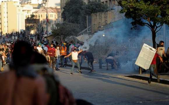 Хаос кому-то необходим:  чего добиваются протестующие в разрушенном Бейруте