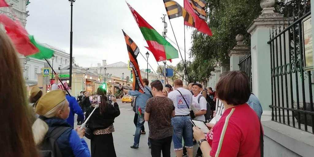 «ОМОН! Сильнее дави майданную мразь» – фанаты Лукашенко собрались в Москве
