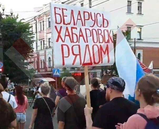 На шествиях в Хабаровске оскорбляют Путина и поднимают флаги белорусских националистов
