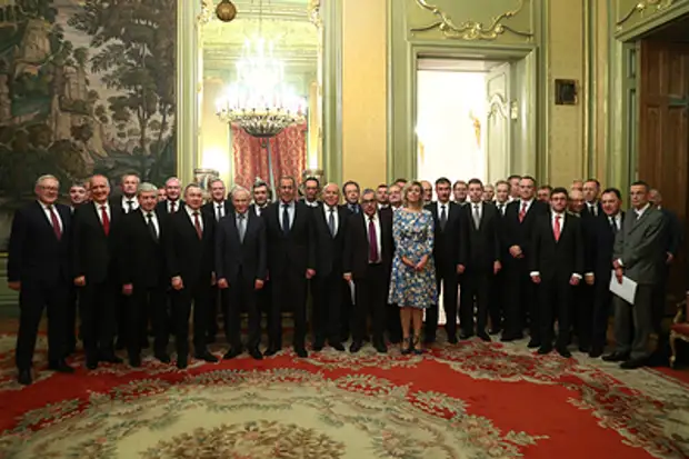 "Больно? Очень. Выживем? Да": Мария Захарова "показала коготки иностранным журналистам"