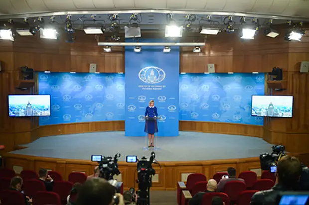 "Больно? Очень. Выживем? Да": Мария Захарова "показала коготки иностранным журналистам"