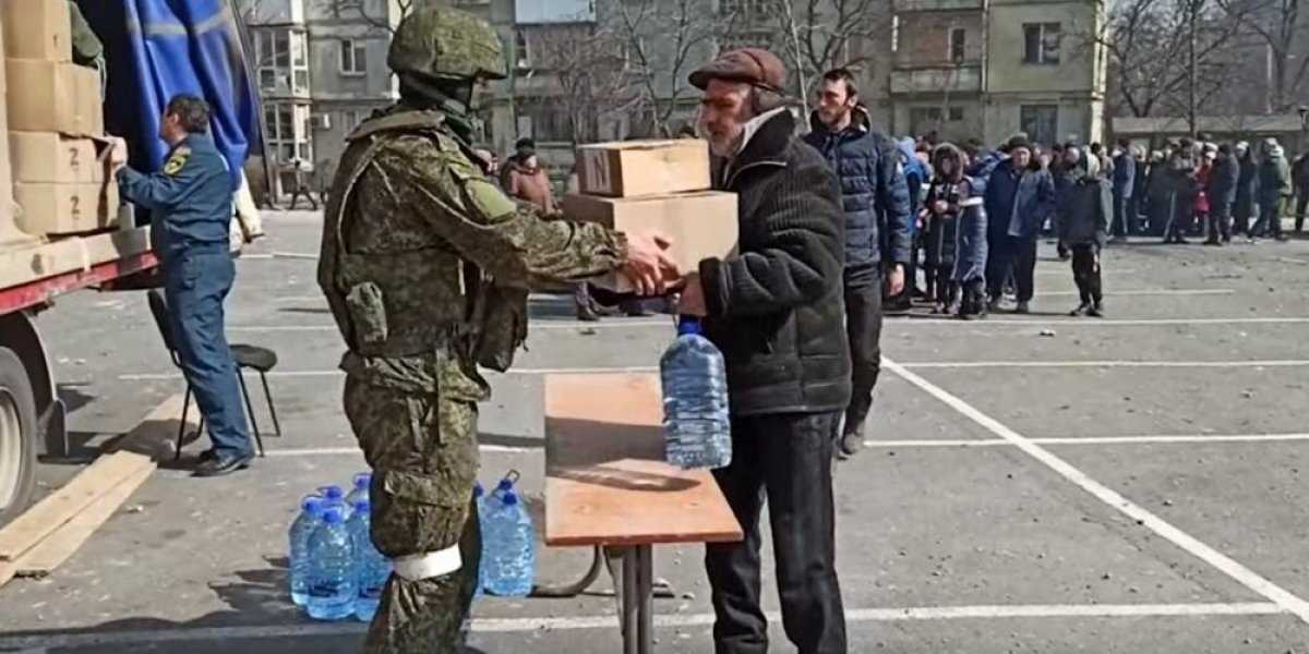 Жители Украины со слезами на глазах встречают военных РФ с гуманитарной помощью