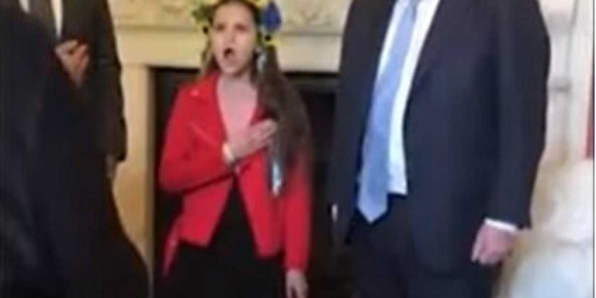 В Сети высмеяли Бориса Джонсона во время прослушивания гимна Украины