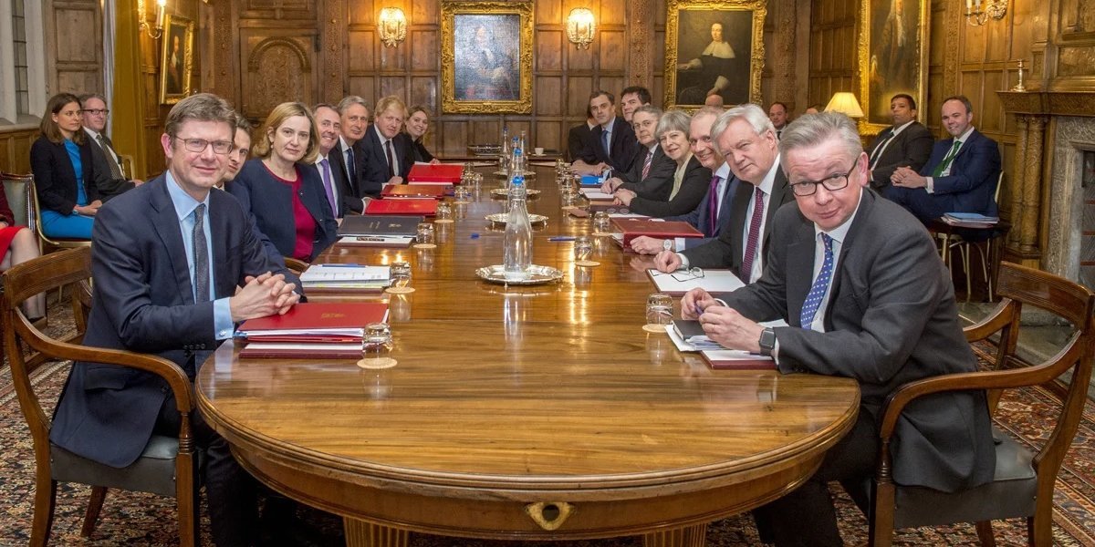 Британию заштормило: отставка правительства, забастовки, рекордная инфляция