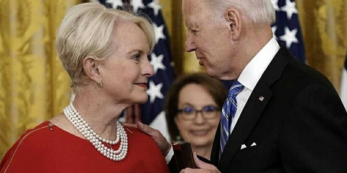 На Западе поняли что РФ не отступит на Украине и   Д.Трамп предлагает решить этот  конфликт  заключением сделки, вместо поставок оружия