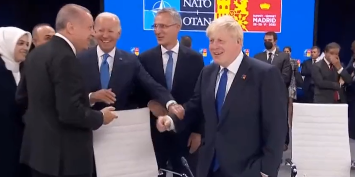 &laquo;Вот этот нас позорит&raquo; &mdash; Эрдоган при всех ловко пошутил над Джонсоном