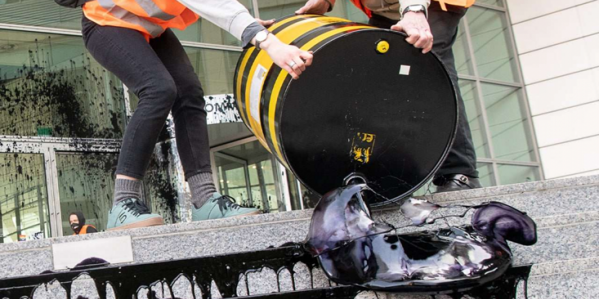 В запале даже сами не поняли. Шестерка+ запретила нам обменивать наше золото на их фантики. Ну и немного о нефти