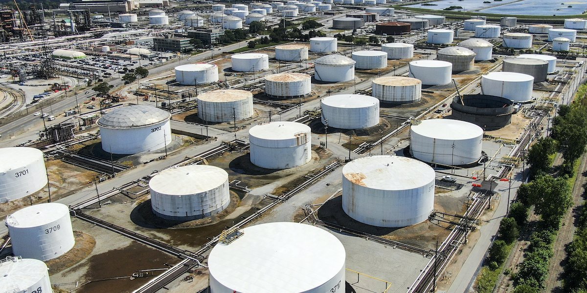 У США подгорело от решения ОПЕК+ снизить добычу нефти. Стратегические резервы пустеют, госдолг растет
