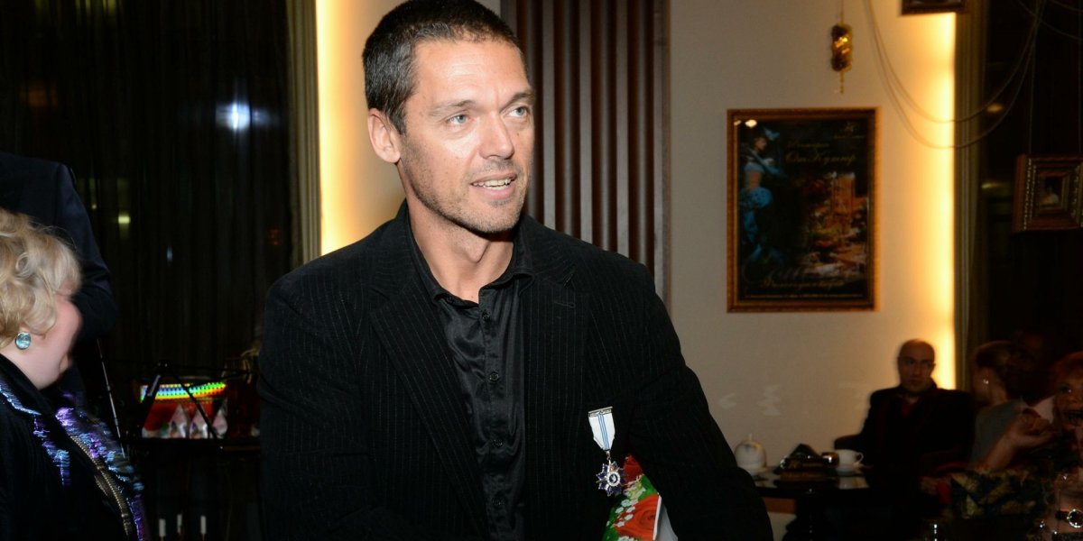 &laquo;С автоматом за плечом&raquo;: россияне с гордостью обсуждают неожиданный уход актера Мамаева в зону СВО