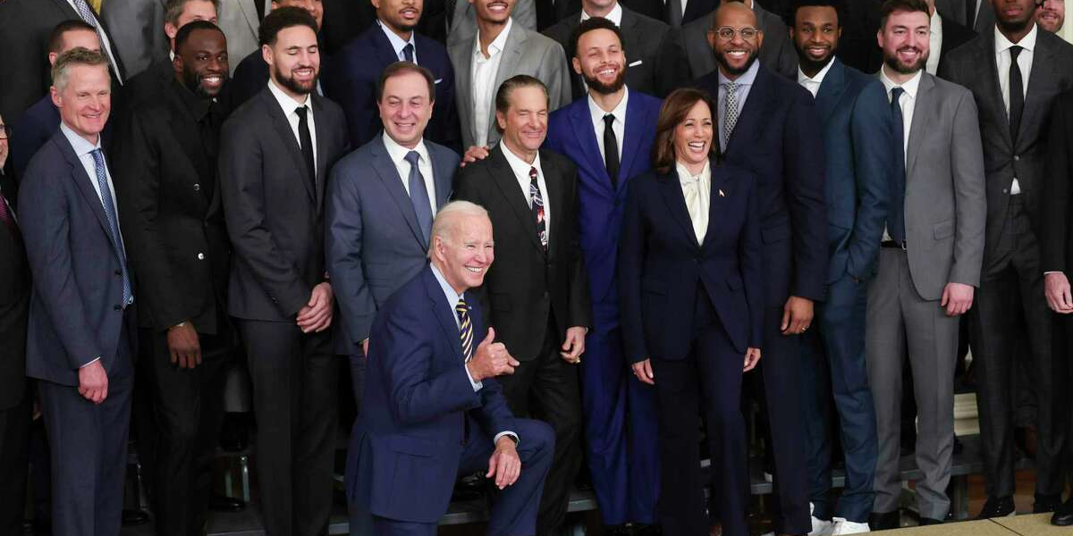 Действия Байдена &laquo;напугали&raquo; стоящих за ним игроков баскетбольного клуба &laquo;Уорриорз&raquo;