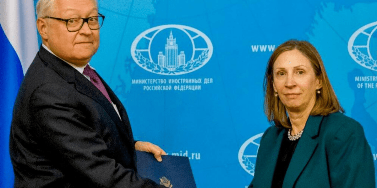 Разве можно жать послу США руку?