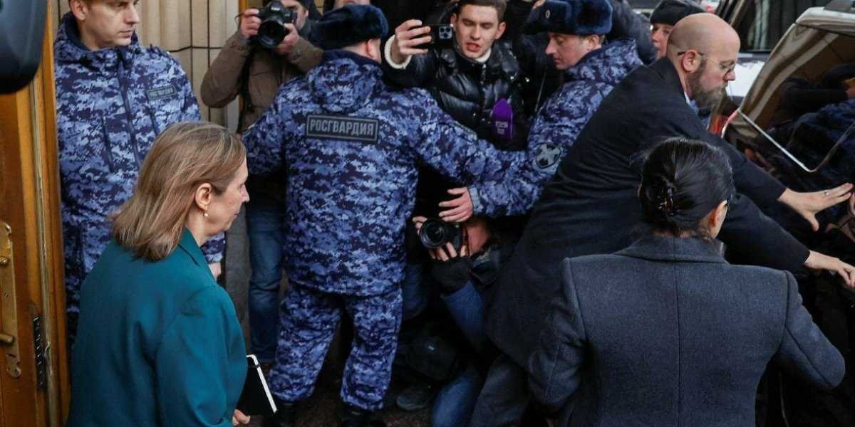 Разве можно жать послу США руку?