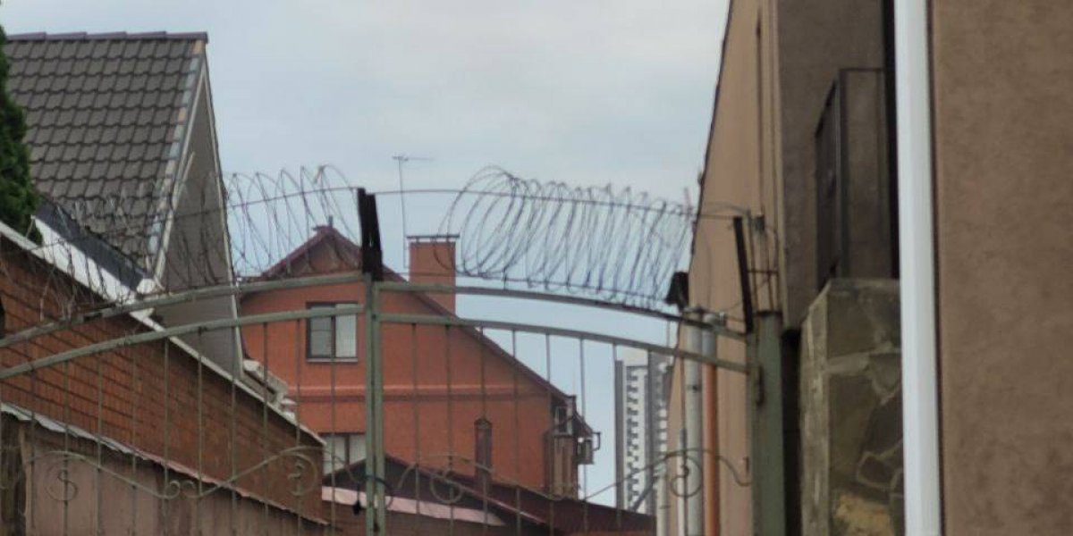 В Воронеже беспилотник со взрывчаткой врезался в жилой дом — пострадали 2 человека, есть следы взрыва и повреждений, последние новости, фото и видео с места события 9 июня