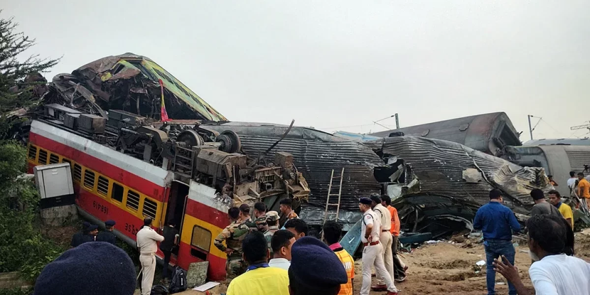 Катастрофа на железной дороге в Индии: известно о более 300 погибших