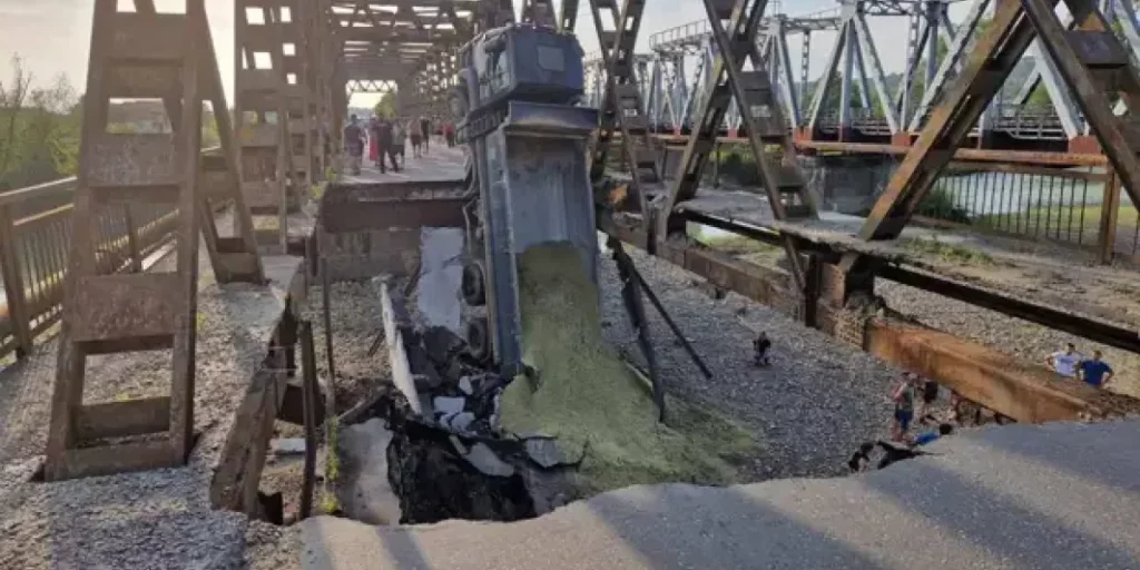 И кто же это сделал?: На Украине рухнул мост, соединяющий с 4 странами ЕС