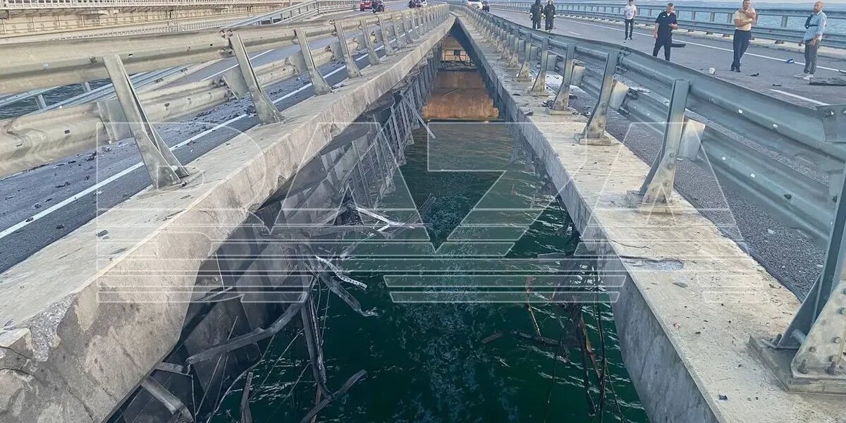 ЧП на Крымском мосту: Украина намекнула на свою причастность &mdash; первые кадры с места происшествия