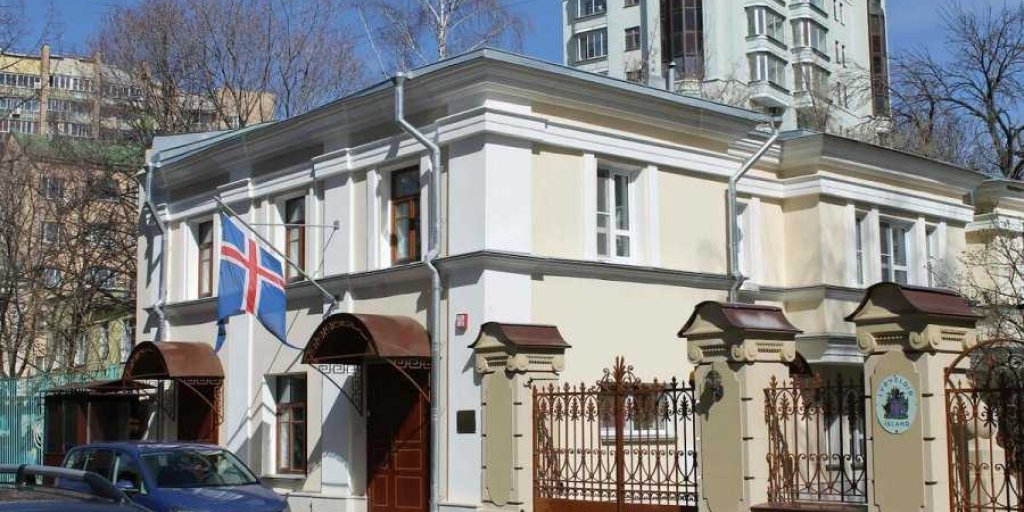 Страна которую спасла Россия, ответила предательством и сорвала флаг с посольства РФ