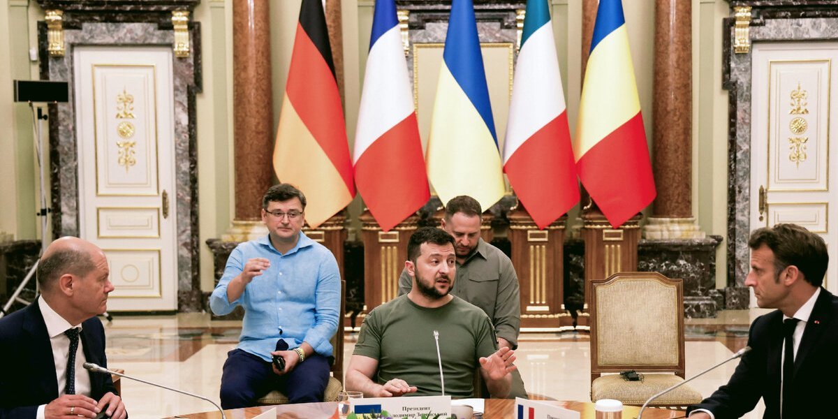 Зеленский предупреждает Запад, что если Украину бросят, у них ещё есть миллионы беженцев в ЕС