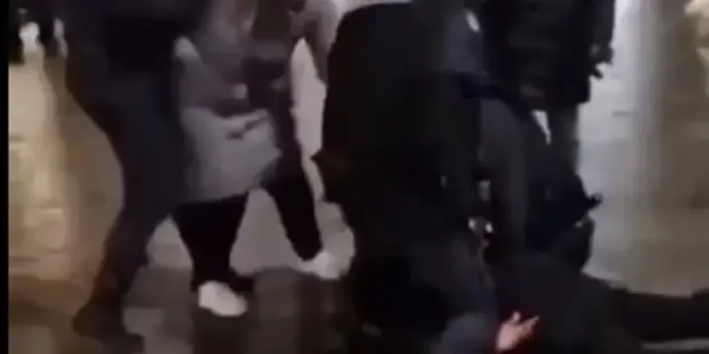 Толпой напали на полицейского.