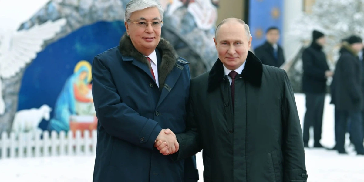 Акценты рукопожатий на встрече лидеров СНГ в Санкт-Петербурге