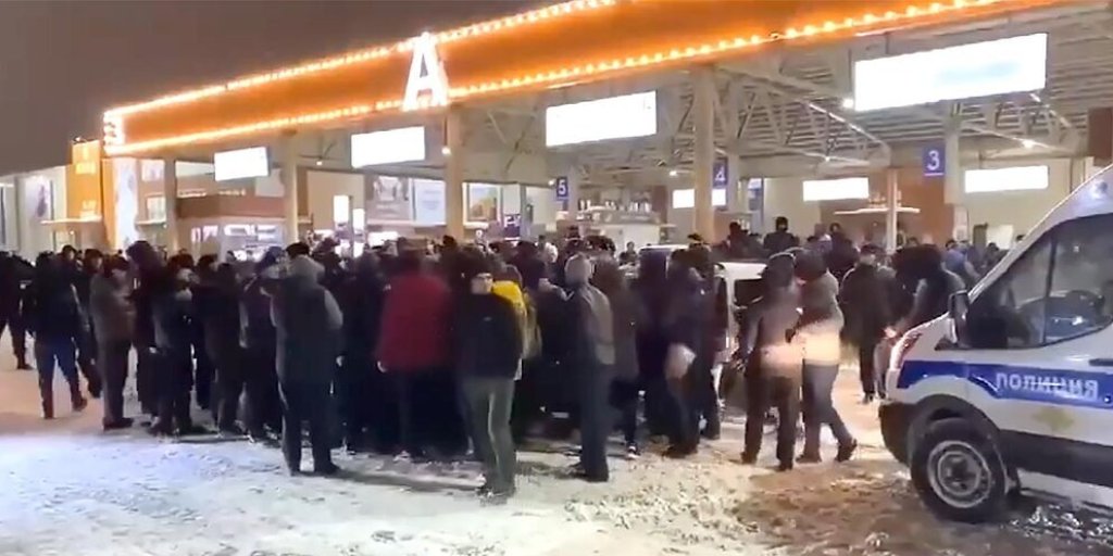 Новые факты в нападении мигрантов на полицейских в ТЦ «Садовод» — на рынке действует целое подполье. Ситуация становится устрашающей