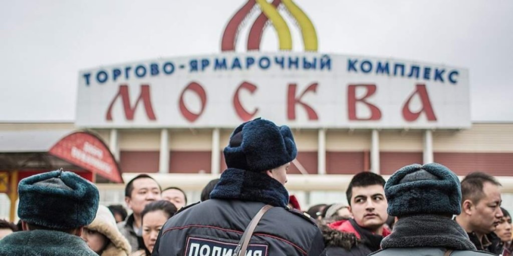 Новые факты в нападении мигрантов на полицейских в ТЦ «Садовод» — на рынке действует целое подполье. Ситуация становится устрашающей