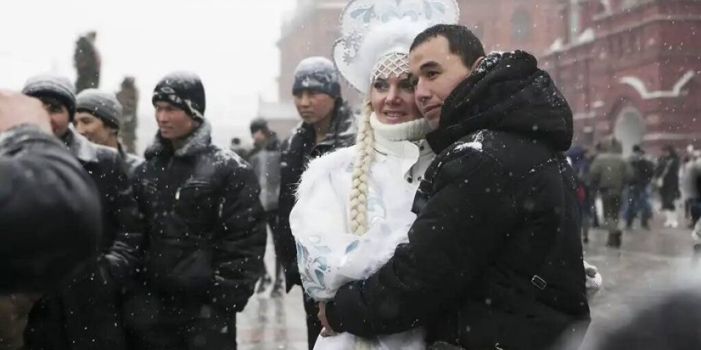 Мигранты поджигают елки и требуют отменить празднование Нового года. Наглость гостей просто зашкаливает