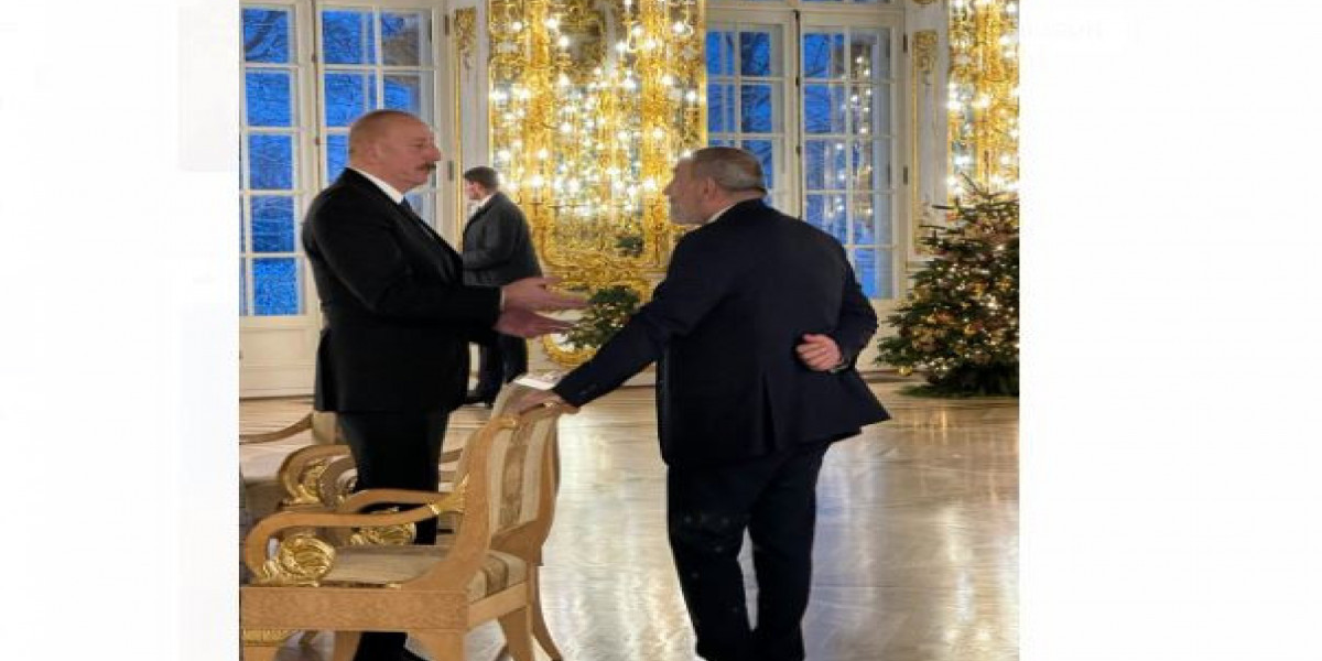 Акценты рукопожатий на встрече лидеров СНГ в Санкт-Петербурге