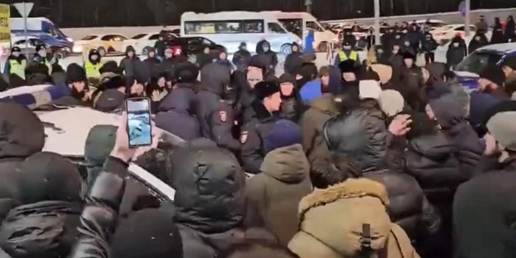 Новые факты в нападении мигрантов на полицейских в ТЦ «Садовод» — на рынке действует целое подполье. Ситуация становится устрашающей