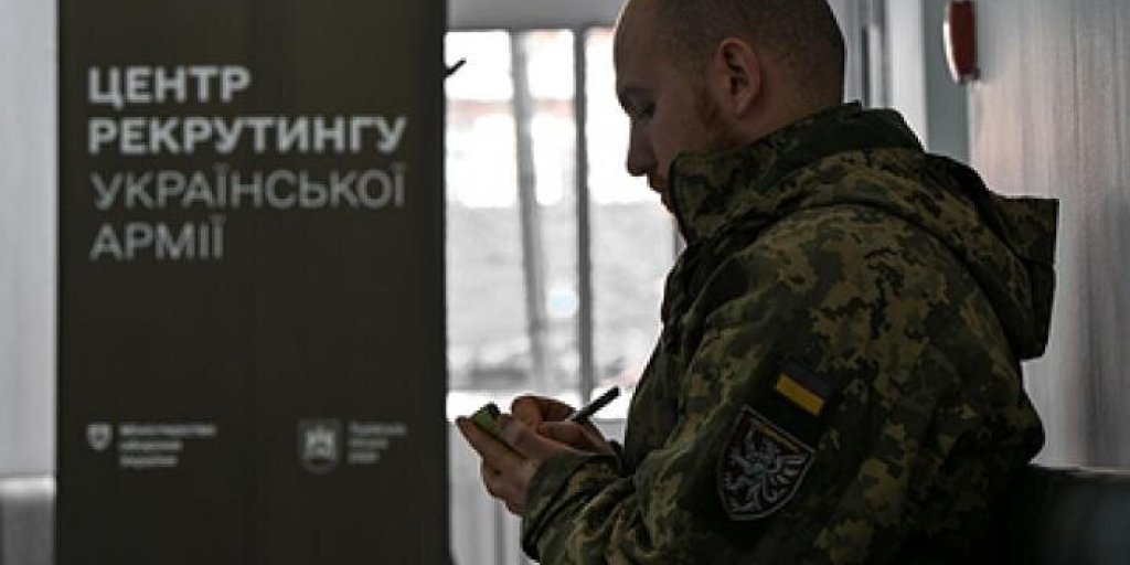 Уже на низком старте: Стало известно, куда может сбежать Зеленский