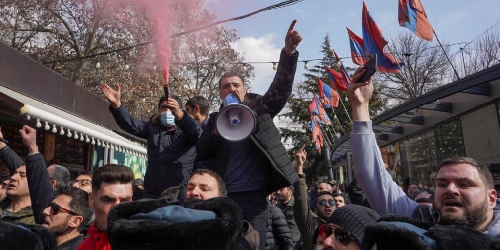 Пашинян доигрался в многовекторность. Россия может депортировать в Армению 300 тысяч армян, полностью уничтожив экономику республики