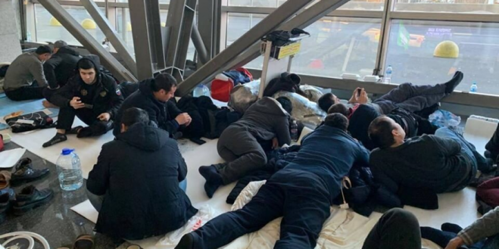 В Таджикистане назревает паника. Тысячи таджиков возвращаются домой без гроша в кармане. Аэропорт в Душанбе буквально трещит по швам