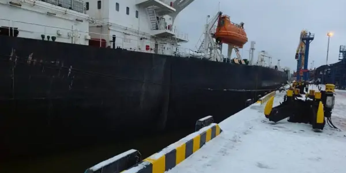 На Балтике опять беда с судном с нашим мазутом. 130 тыс тонн. Что за три взрыва в машинном отделении?