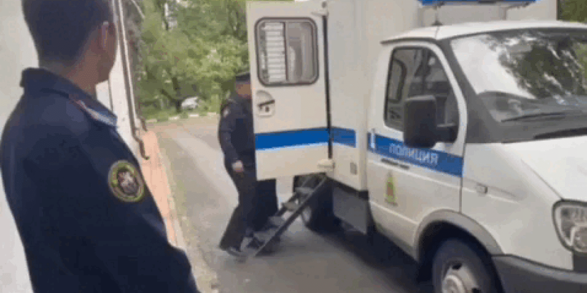 «Нахожусь в отпуске, не арестован»: Чиновник сделал золотые костыли и подался в бега. Такой погони ещё не было «Нахожусь в отпуске, не арестован»: Чиновник сделал золотые костыли и подался в бега. Такой погони ещё не было